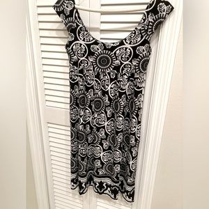 Dress size 2 Donna Morgan. Very flattering…black and white.